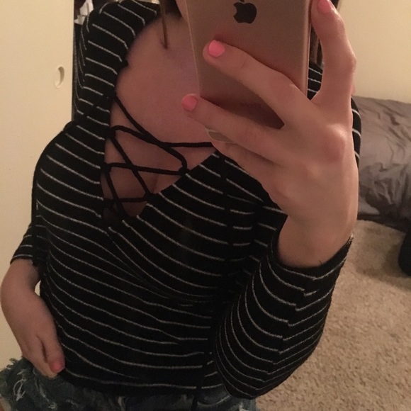 Urban Outfitters cross front long sleeve - Picture 3 of 3